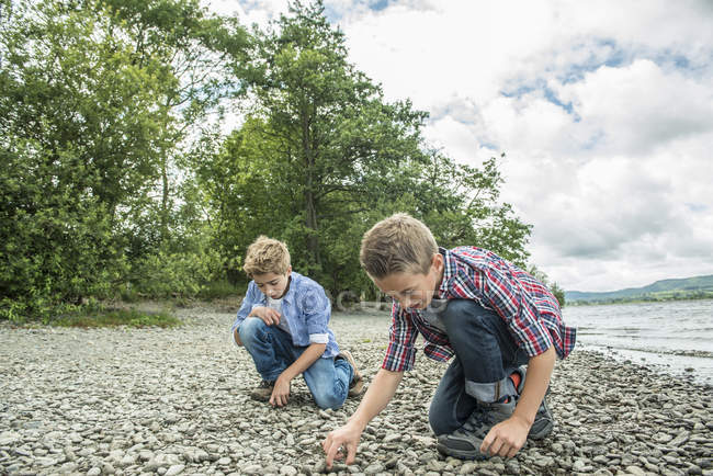 Два мальчика играют на берегу — стоковое фото