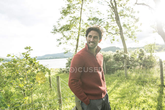Man in red jumper standing on shore — Stock Photo