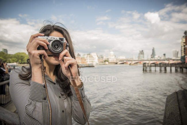 Frau fotografiert am Südufer — Stockfoto
