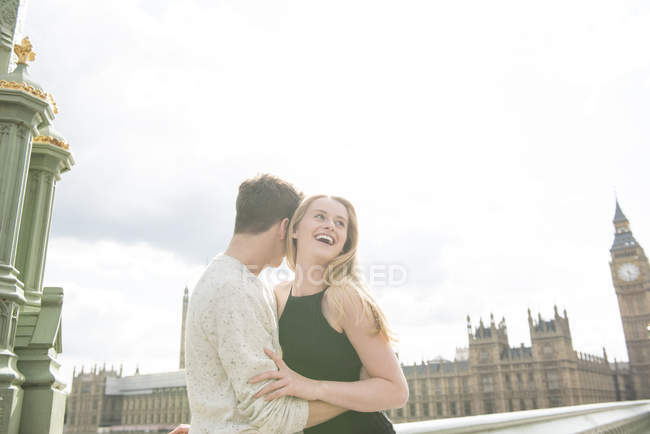 Couple cuddling on Westminster Bridge — Stock Photo