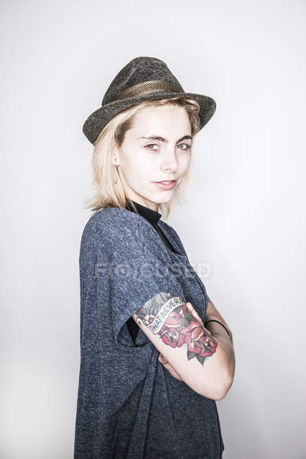 Mujer tatuada posando en estudio - foto de stock