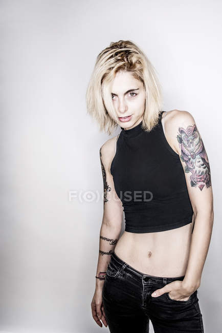 Femme tatouée posant en studio — Photo de stock