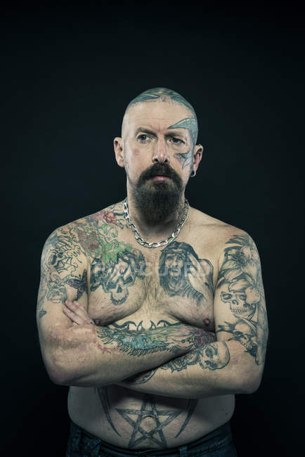 Портрет татуйованого літнього чоловіка — стокове фото
