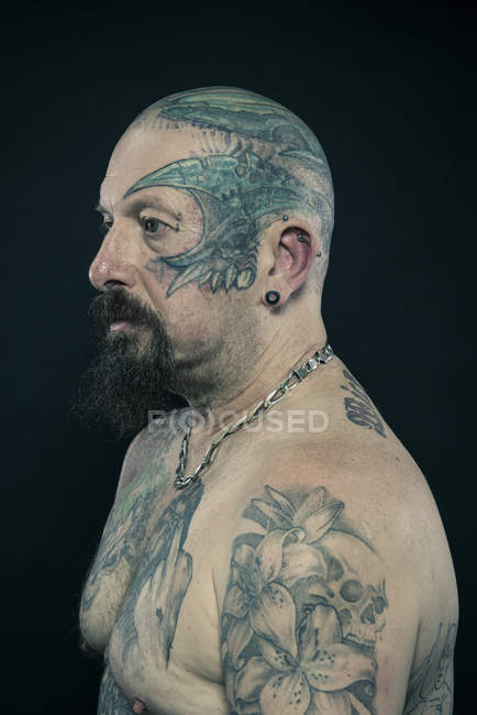 Ritratto di uomo tatuato più vecchio — Foto stock