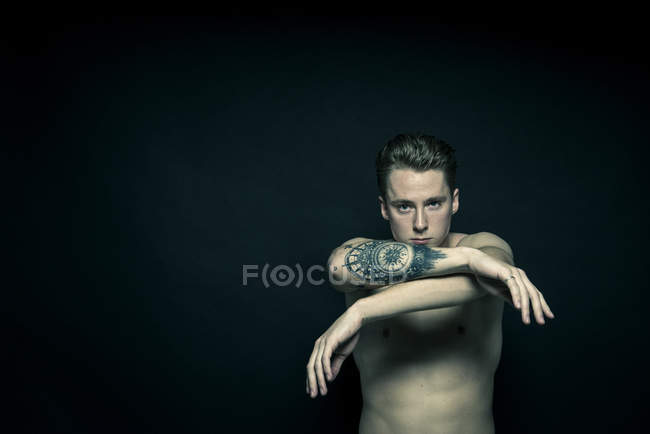 Portrait de jeune homme tatoué — Photo de stock