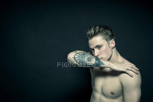 Retrato de jovem tatuado — Fotografia de Stock