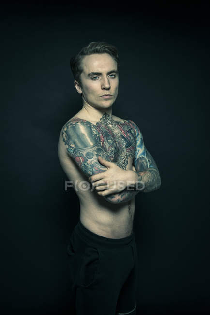 Портрет молодого человека с татуировками — стоковое фото