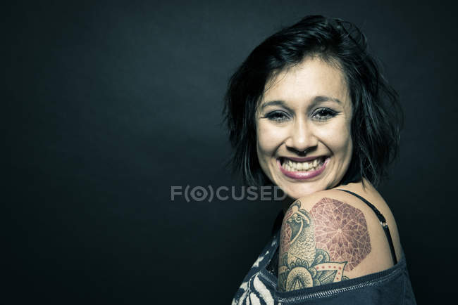 Portrait de femme avec tatouage sur l'épaule — Photo de stock