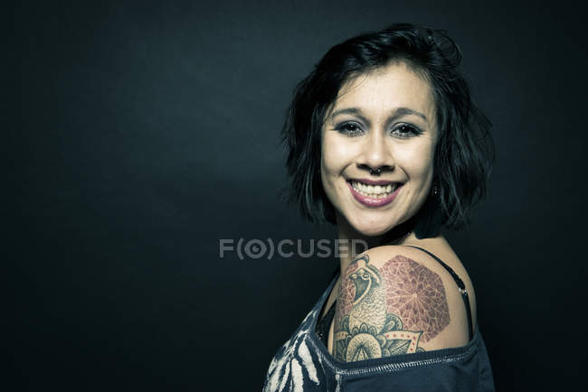Retrato de mujer con tatuaje en el hombro - foto de stock
