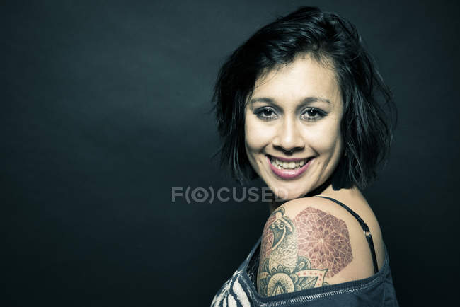 Retrato de mujer con tatuaje en el hombro - foto de stock