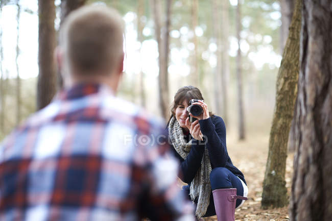 Femme prenant une photo de l'homme — Photo de stock