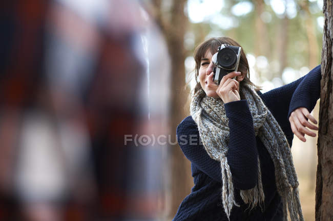 Woman taking photo of man — Stock Photo
