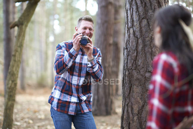 Homme prenant une photo de femme — Photo de stock
