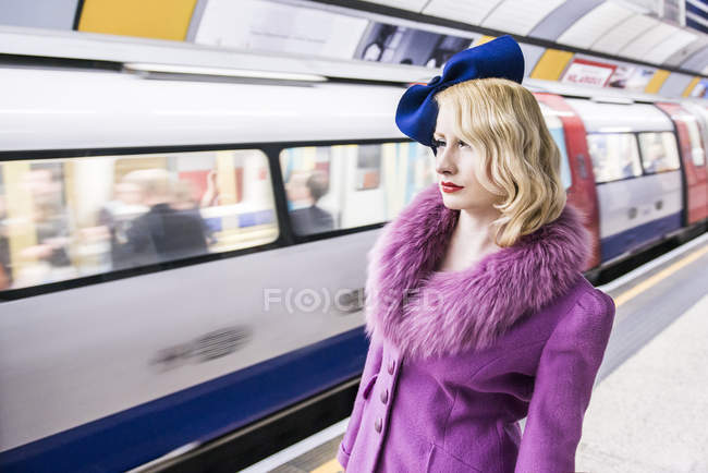 Frau steht auf U-Bahn-Plattform — Stockfoto