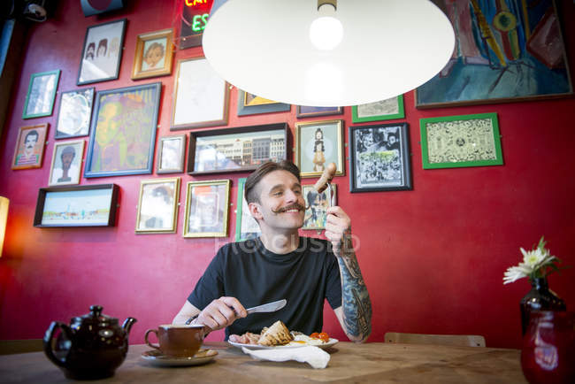 Mann isst in Café — Stockfoto