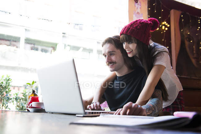Ehepaar arbeitet im Café am Laptop — Stockfoto