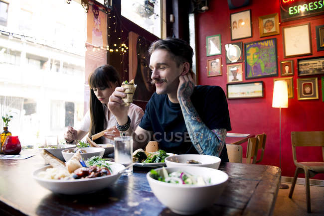 Couple dégustant un repas au café — Photo de stock