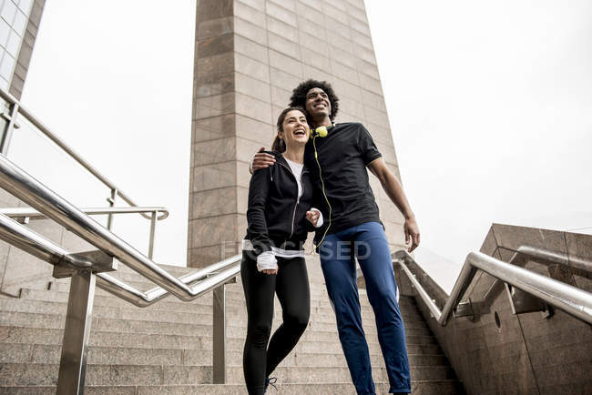 Пара стоит на лестнице и обнимает — стоковое фото