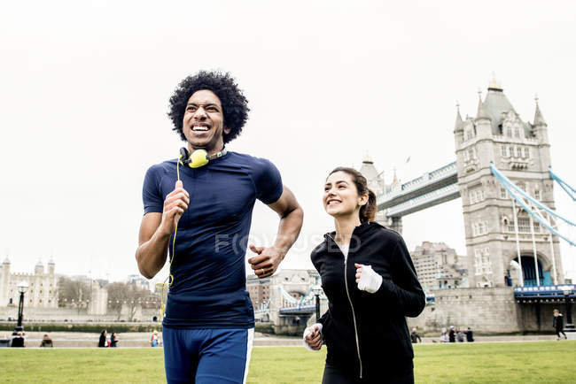 Giovane coppia jogging insieme — Foto stock