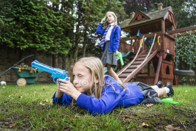 Meninas brincando com pistolas de água — Fotografia de Stock