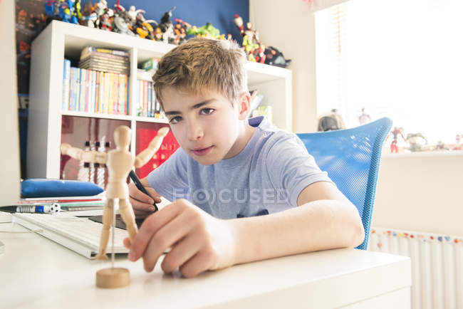 Junge spielt mit Actionfigur — Stockfoto