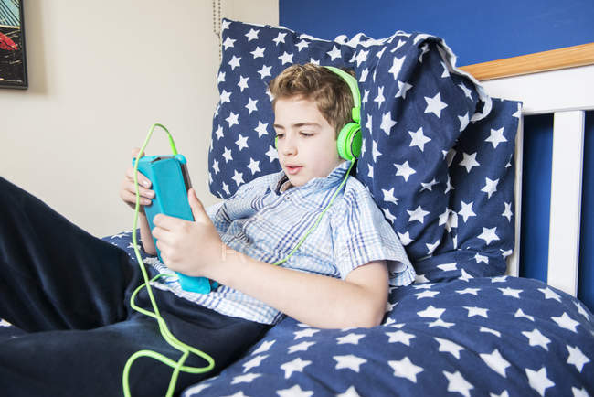 Junge hört Musik über Kopfhörer — Stockfoto