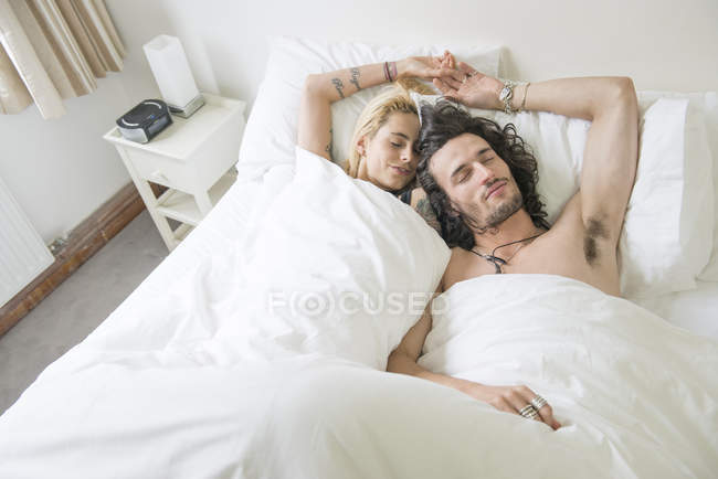 Пара спить у ліжку — стокове фото