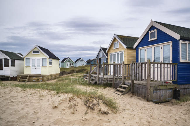 Cabanes de plage sur les dunes de sable — Photo de stock
