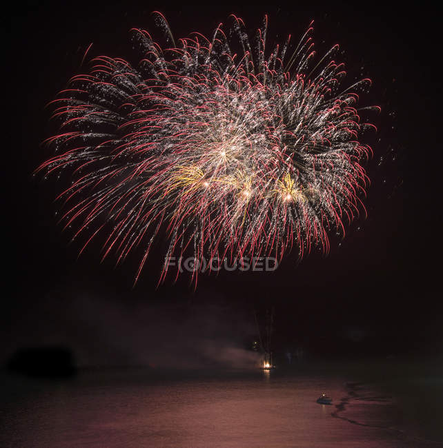 Spettacolo di fuochi d'artificio sul mare — Foto stock