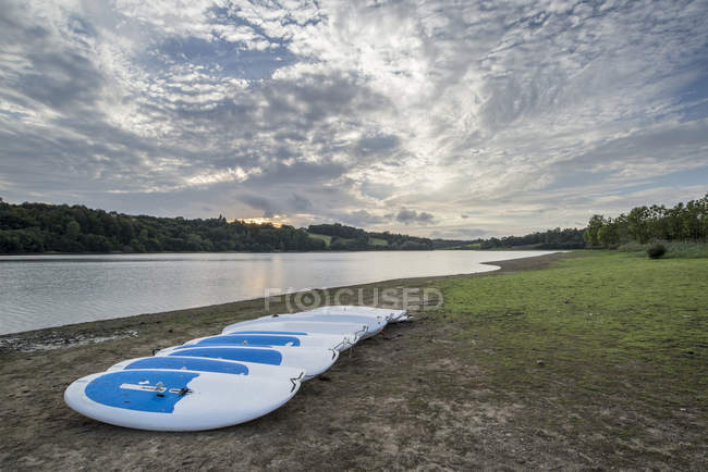 Lago in paesaggio con barche per il tempo libero — Foto stock