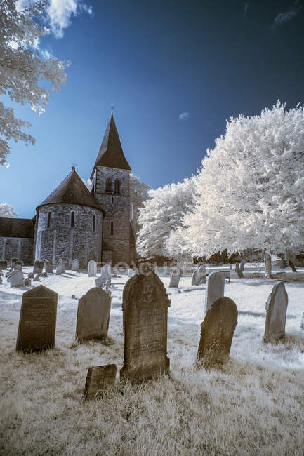Alte Kirche in englischer Landschaft — Stockfoto