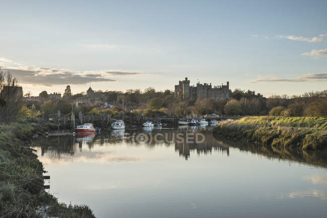 Castello medievale visto attraverso il fiume al tramonto — Foto stock