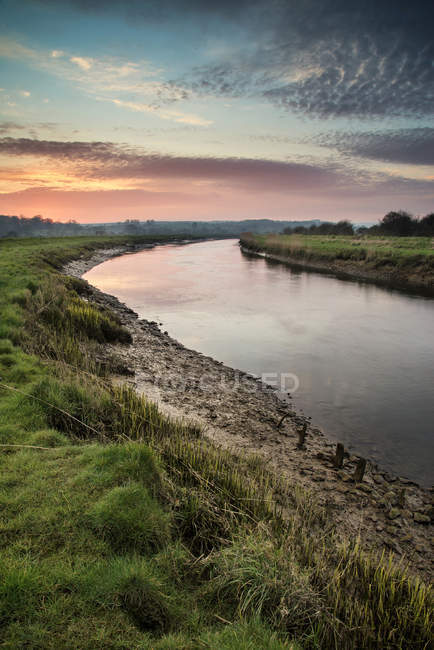 Lever de soleil reflété dans la rivière calme — Photo de stock