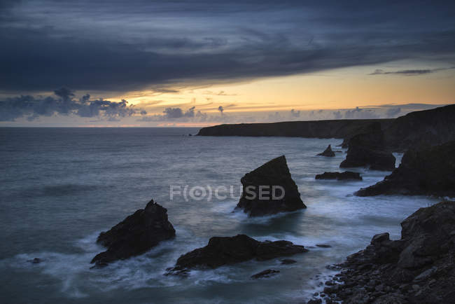 Bedruthan Steps sulla costa della Cornovaglia in Inghilterra — Foto stock