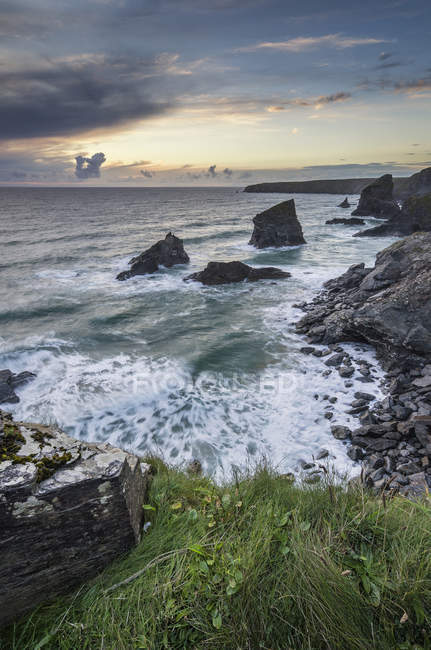 Bedruthan Pasos en la costa de Cornwall en Inglaterra - foto de stock