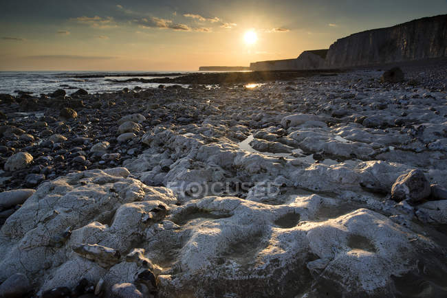 Spiaggia rocciosa a susnet con lunga esposizione — Foto stock