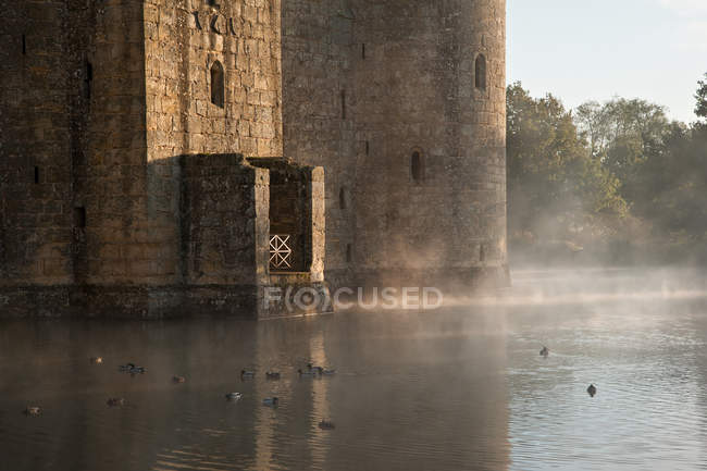 Прекрасний середньовічний замок і рів на сході сонця — стокове фото