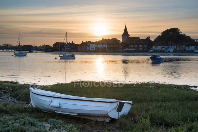 Landscape over low tide harbor with boats — Stock Photo