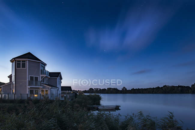 Immagine di paesaggio di stelle sopra lago fermo — Foto stock