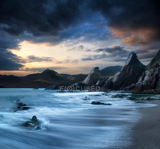 Montaña y mar puesta de sol paisaje - foto de stock