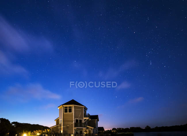 Ландшафтный образ звезд над тихим озером — стоковое фото