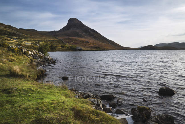 Alba sulla catena montuosa con lago — Foto stock