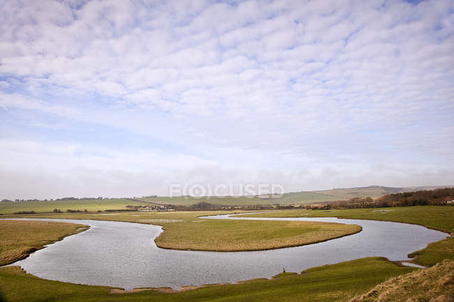 Meandering river twists through beautiful countryside — Stock Photo