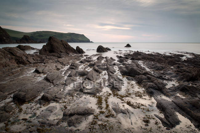 Pôr do sol paisagem paisagem litoral de costa rochosa — Fotografia de Stock