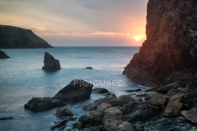 Sonnenuntergang Landschaft Meereslandschaft der felsigen Küste — Stockfoto