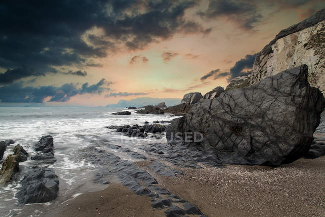 Пейзажний морський пейзаж скелястої берегової лінії — стокове фото