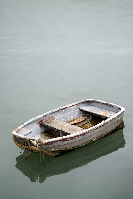 Single worn old rowing boat — Stock Photo