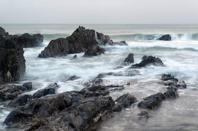Морський краєвид rocky узбережжя — стокове фото