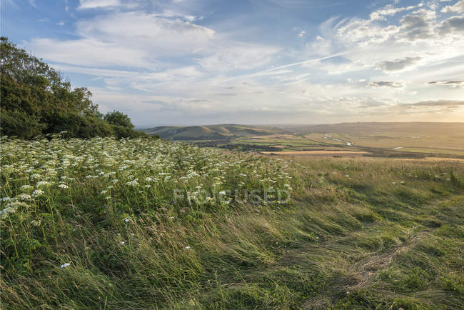 Закат пейзаж над катящейся сельской местностью — стоковое фото