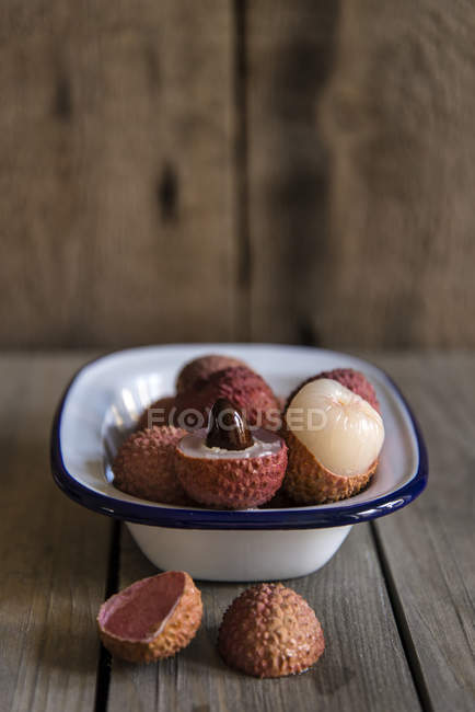 Lychees fruits in bowl — Stock Photo